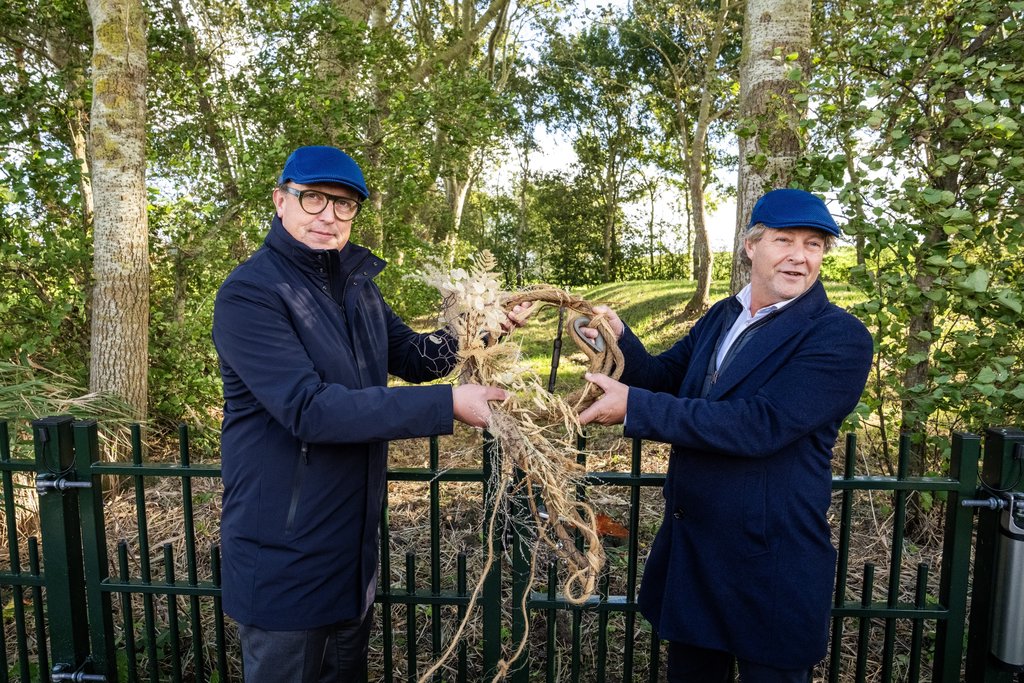 Gedputeerde Friso Douwstra en wethouder Remboud van Iddekinge openen de nieuwe ingang.