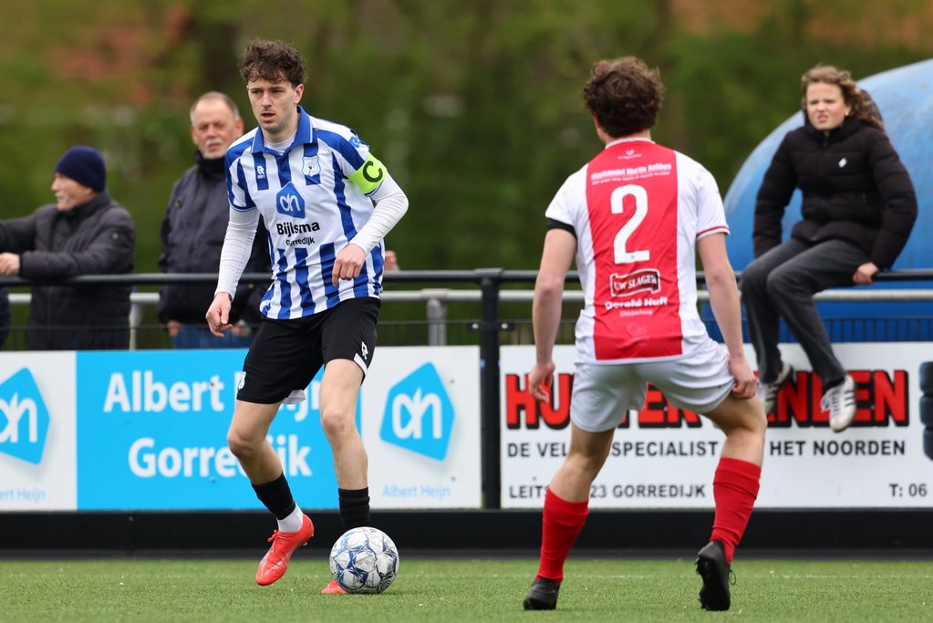Jesmer de Vries (l) , op de foto in actie tegen Jubbega, is op de weg terug van een blessure, een welkome meevaller voor Gorredijk.