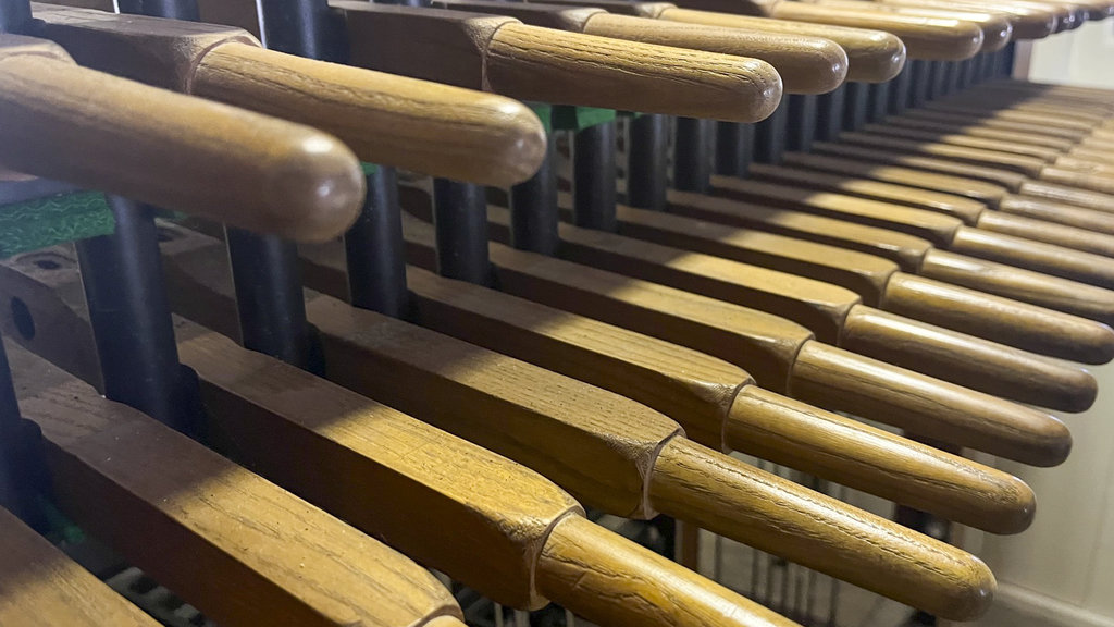 Een carillon is een automatisch speelwerk. Een beiaard heeft ook een stokkenklavier. Dan kun je hem met je vuisten bespelen. De Jouster Toer heeft beide.