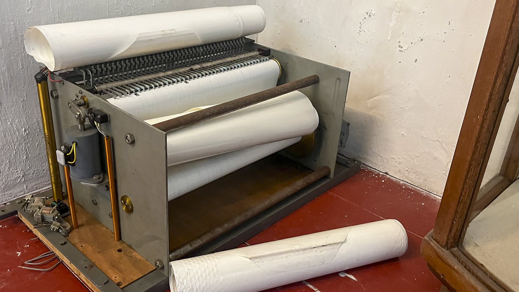 De oude computer met rollen muziek vergelijkbaar met een pianola.