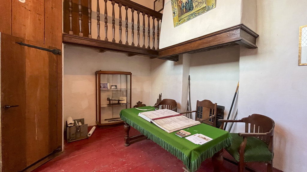 De Rechtkamer met boven de tribune. Als er recht was gesproken gingen de luiken aan de voorkant open en werd het vonnis aan het publiek medegedeeld.