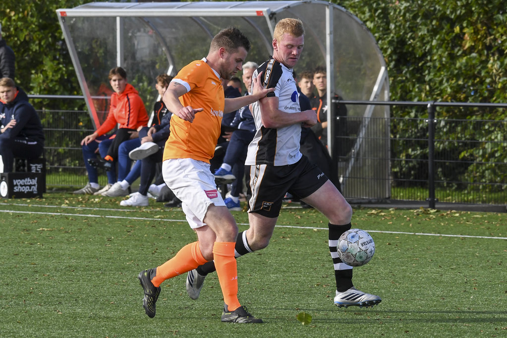 SDS - Kollum: Sander Gietema (Kollum) in duel met Ate Schaap (SDS)