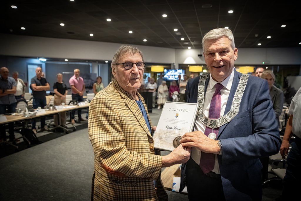 Gemeentelijke erepenning voor raadslid Rinze Visser uit handen van burgemeester Klaas Agricola van De Fryske Marren.