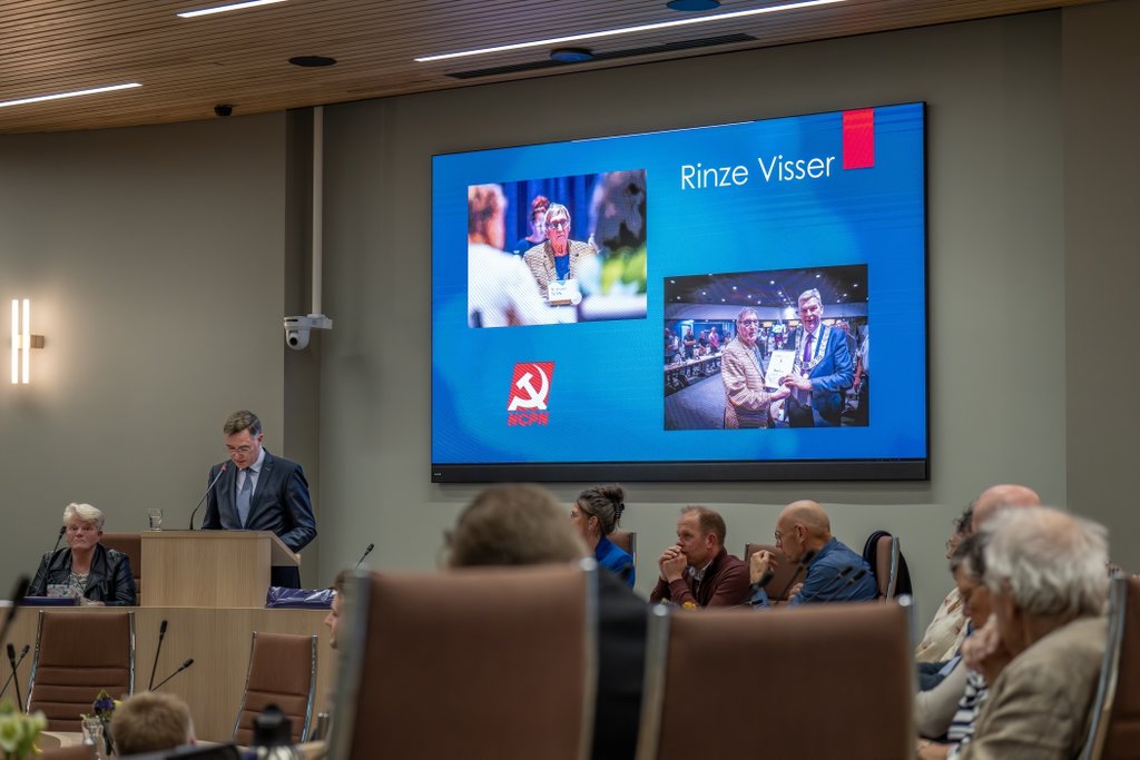 Burgemeester Leo Pieter Stoel roemde het langstzittende raadslid van Nederland. Rinze Visser van de NCPN kon vanwege gezondheidsredenen niet aanwezig zijn.
