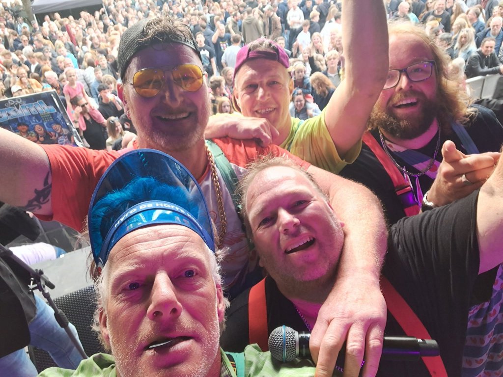 Bandfoto met publiek na een optreden.