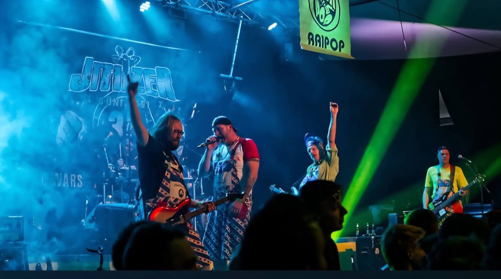 Jitiizer tijdens een show in hun karakteristieke outfits.