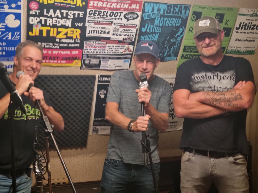 Ronald, Jan Gosse en Hendrik in het oefenhok.