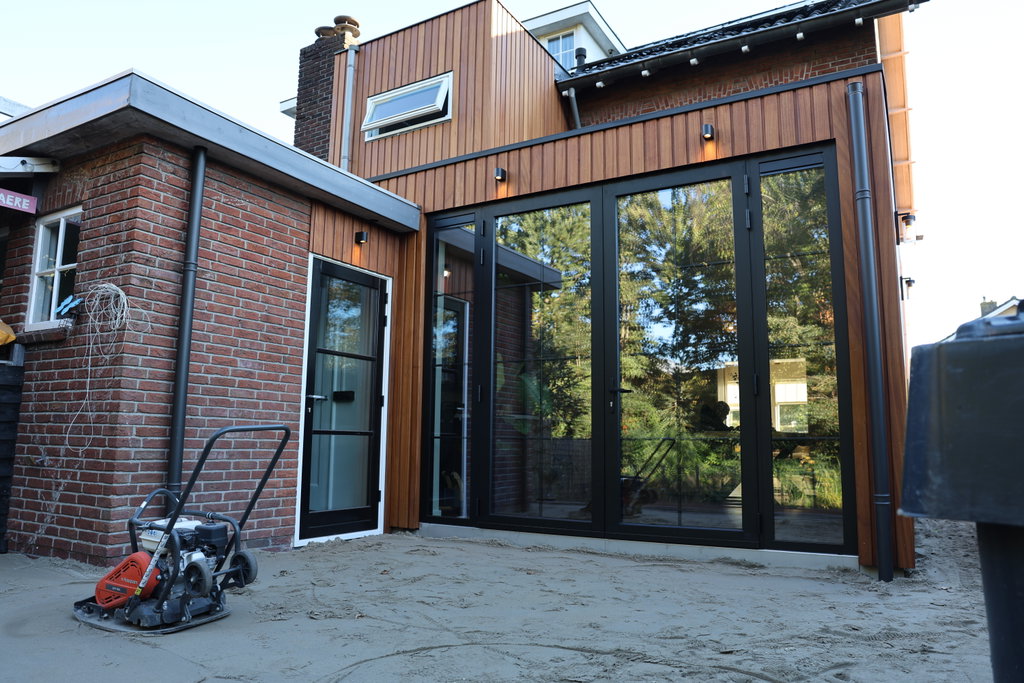 De achtertuin met de nieuwe openslaande deuren