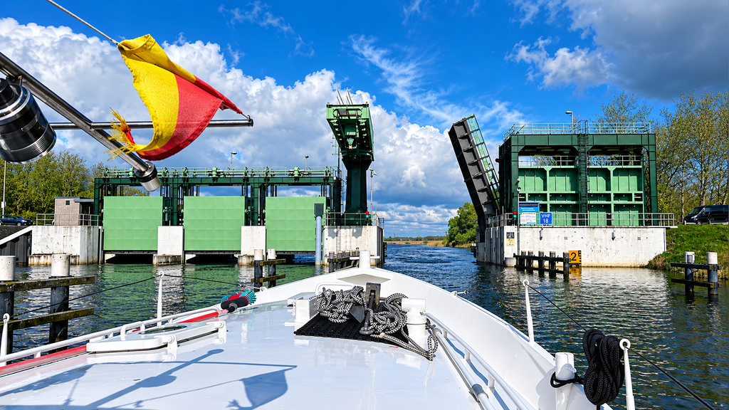 Kadoelerkeersluis en -brug