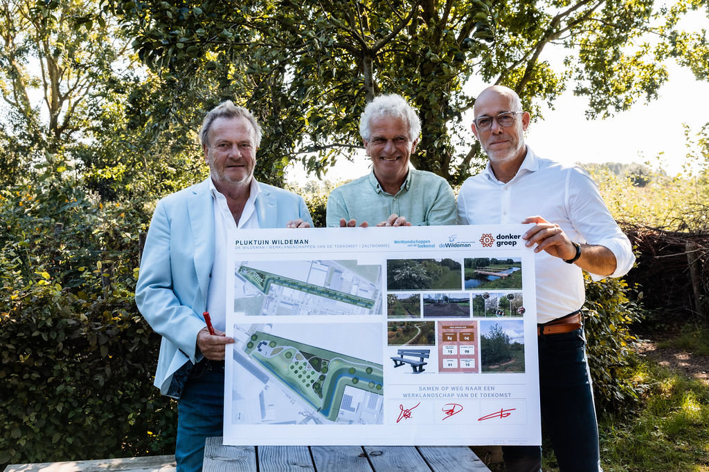 V.l.n.r.: Dick Brandwijk (voorzitter CV Parkmanagement de Wildeman), Nick Drijfhout – Van Hooff (Gebiedsregisseur Werklandschappen van de Toekomst op Living Lab De Wildeman te Zaltbommel), Klaas Kiekebos (Directeur Markt en Realisatie).