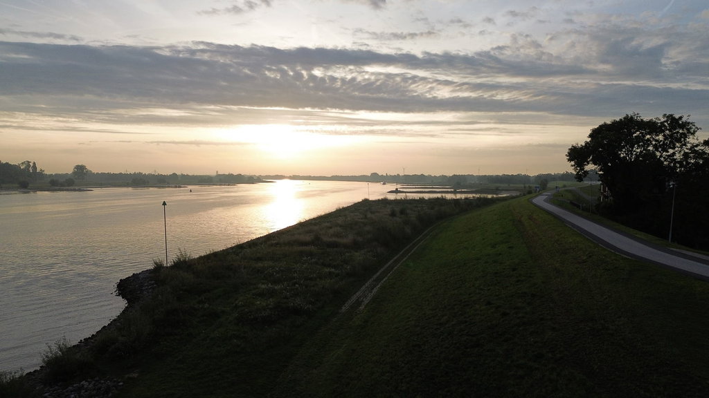Door het lage water kunnen schepen minder lading meenemen.
