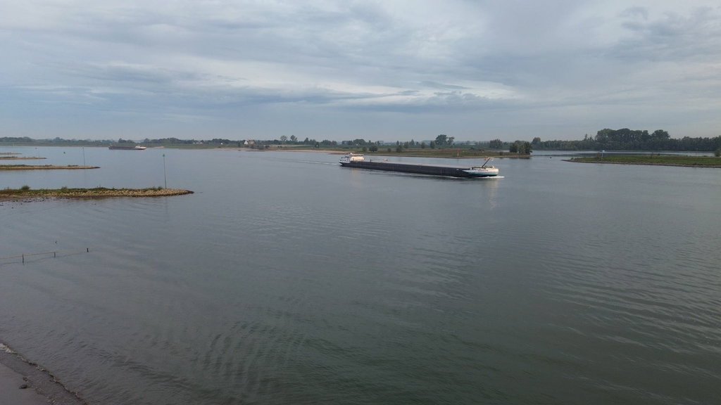 Door het lage water kunnen schepen minder lading meenemen.