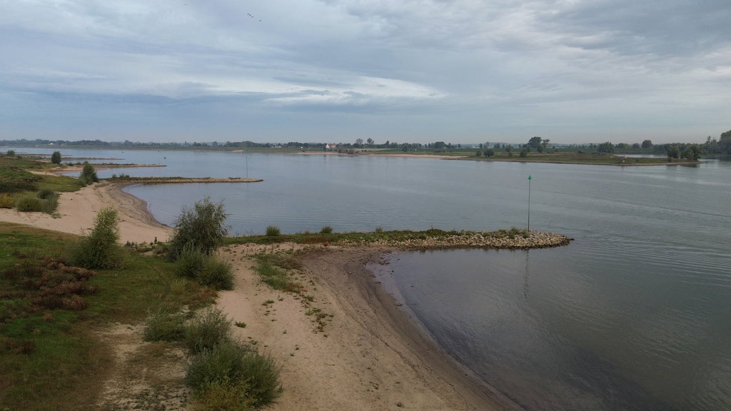 Door het lage water kunnen schepen minder lading meenemen.
