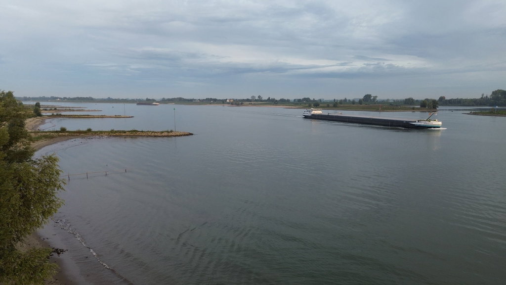 Door het lage water kunnen schepen minder lading meenemen.