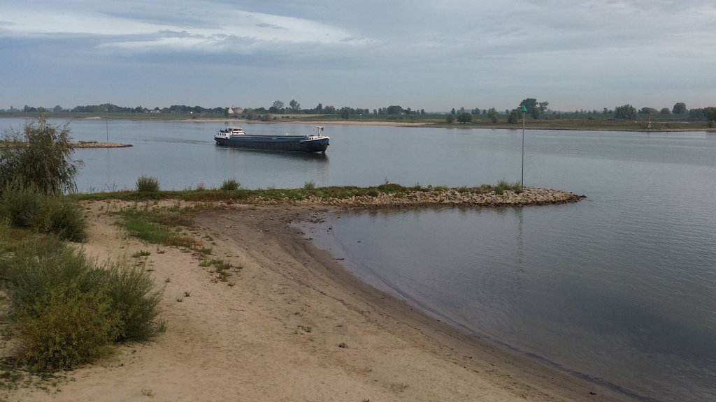 Door het lage water kunnen schepen minder lading meenemen.