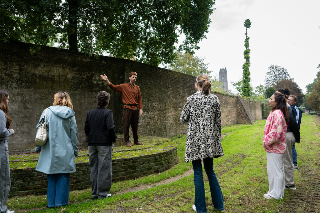 Na het ontbijt startte een wandeling door de stad, onder andere over de Stadswallen.