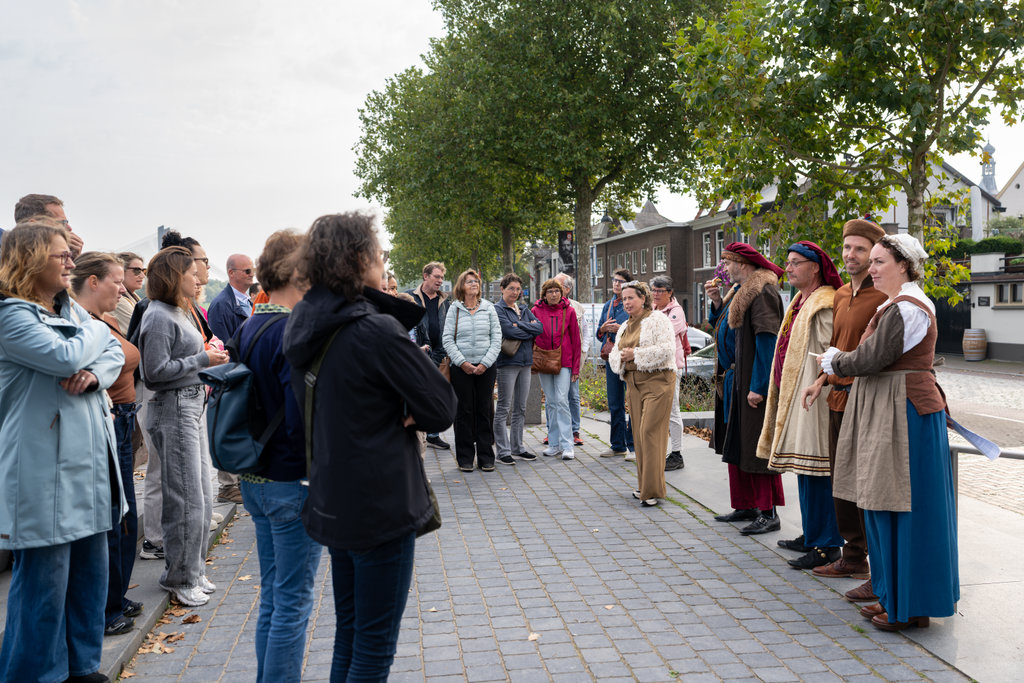 De deelnemers aan de wandeling maakten onderweg kennis met historische figuren uit de Hanzetijd.