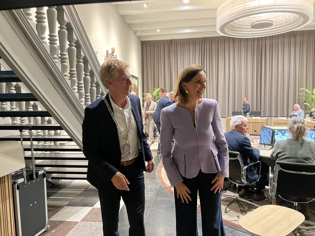 Waarnemend burgemeester Marnix Bakermans stelde haar aan verschillende mensen voor.