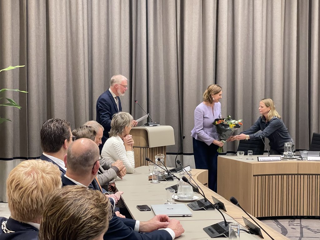 Vlak na de bekendmaking van de voordracht, kwam Stieneke van der Graaf naar de raadszaal voor een eerste kennismaking met de gemeenteraadsleden.