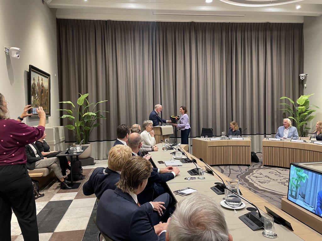 Voorzitter Liza Biesheuvel van de vertrouwenscommissie overhandigde Van der Graaf een bos bloemen.