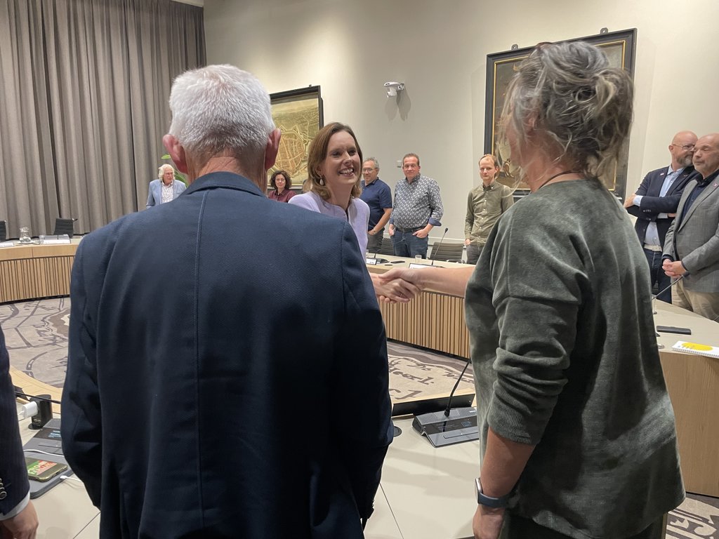 Vlak na de bekendmaking van de voordracht, kwam Stieneke van der Graaf naar de raadszaal voor een eerste kennismaking met de gemeenteraadsleden.
