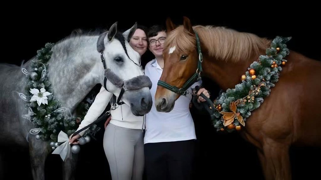 Chantal en haar vriend met hun twee paarden