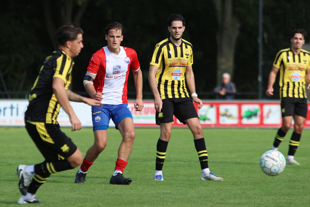 Nick van Velzen in actie tegen streekrivaal WNC.