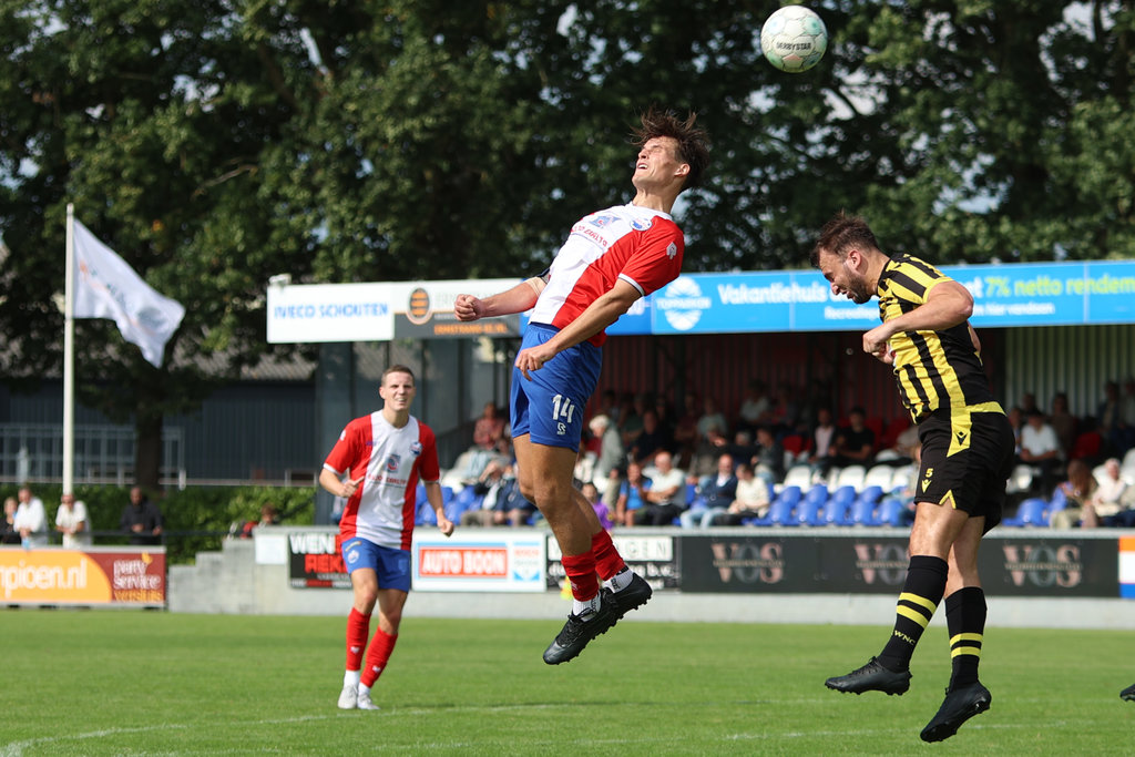 Nick van Velzen in actie tegen streekrivaal WNC.