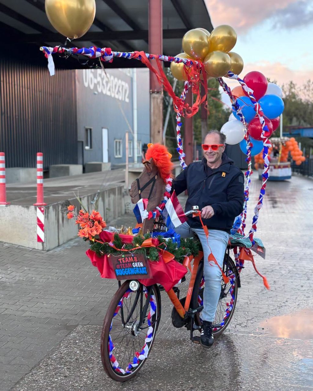 De teamcaptains kwamen met versierde fietsen aan de start.