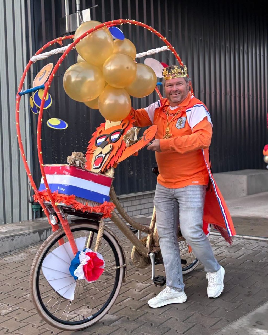 De teamcaptains kwamen met versierde fietsen aan de start.
