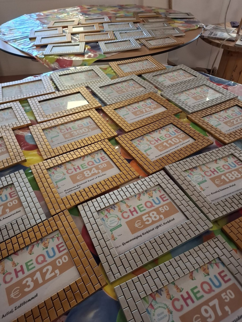 De Kringloopwinkel kon tientallen cheques overhandigen.