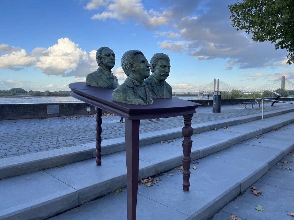 'Het Fundament' staat tegenover De Verdraagzaamheid op de Waalkade.