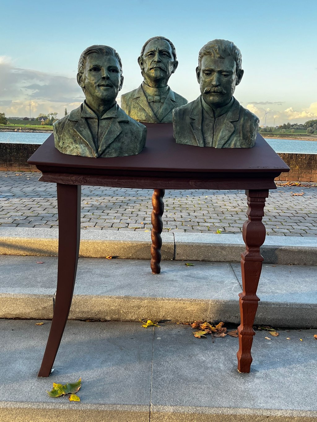 Te zien zijn vader Frederik Philips en zijn zonen Gerard en Anton, die alledrie in Zaltbommel geboren zijn.