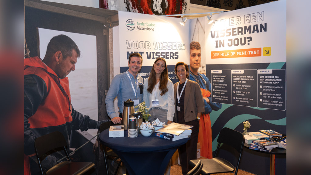 De stand van de Nederlandse Vissersbond met Amerik Schuitemaker, Judith Hekkert en Andrea Ras.