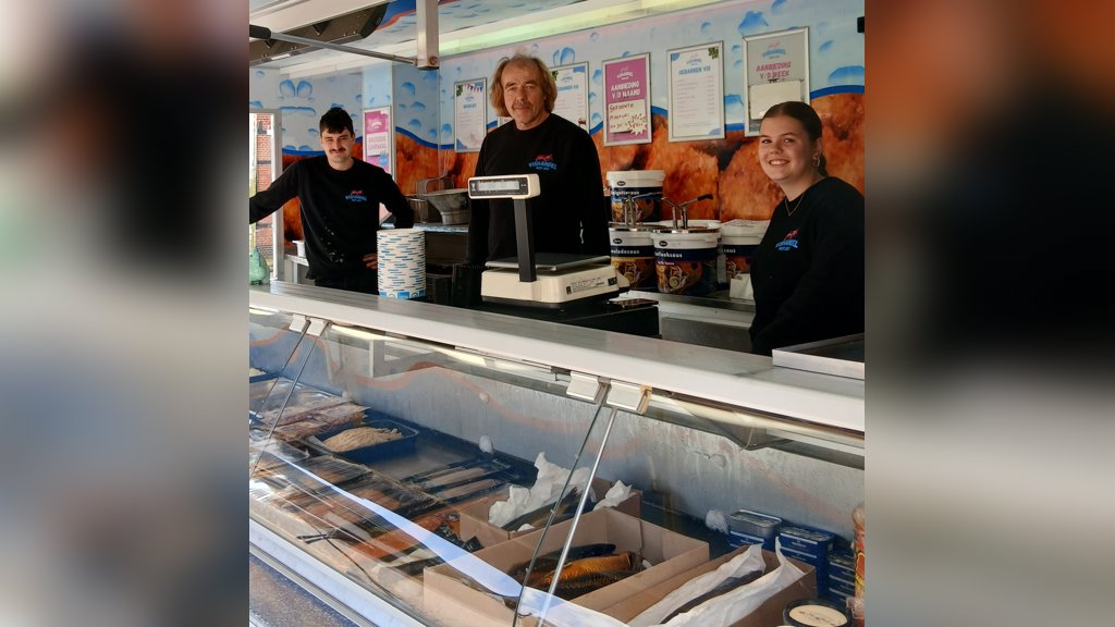 In de viskar in Groningen, met kleindochter Lisa en visbakker Robin.