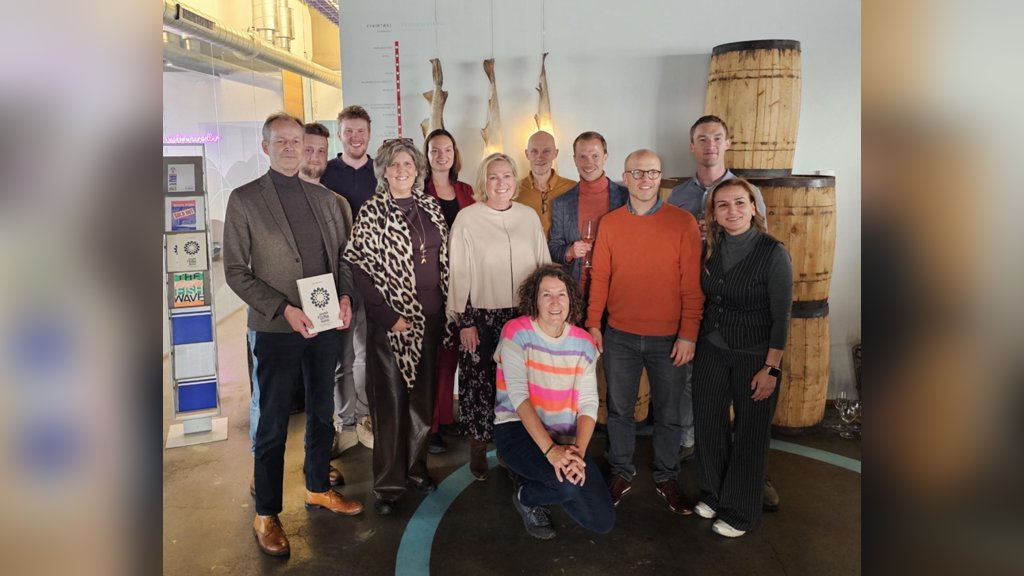 Groepsfoto van de Nederlandse delegatie met de IJslandse president Halla Tómasdóttir (midden).