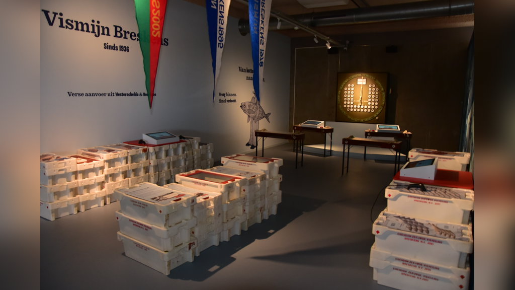 Een herinnering aan de vismijn, met de oude mijnklok en originele bureautjes uit de mijnzaal.