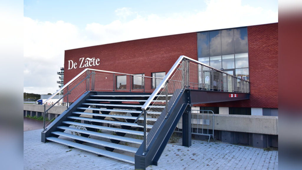 De entree naar ‘De Zaete’ vanaf de dijk, vanaf de havenzijde is er een trap en een lift.