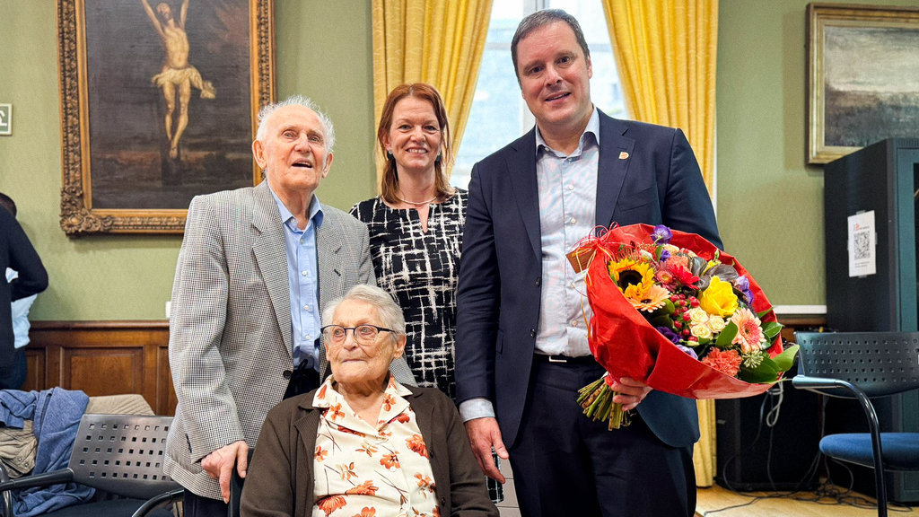 Het koppel werd gehuldigd op het stadhuis.