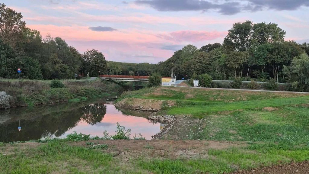 De wandelaars vonden de brandkast aan de brug in Betekom.