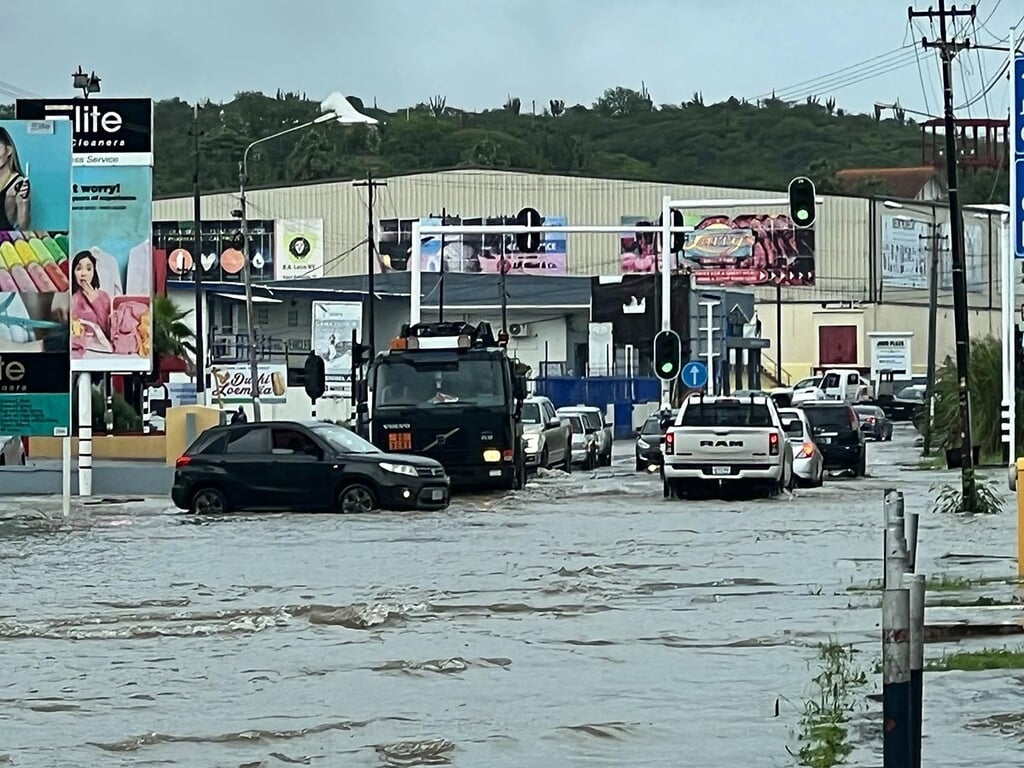 Nieuwe Caracasbaaiweg/kruising Dr. Maalweg