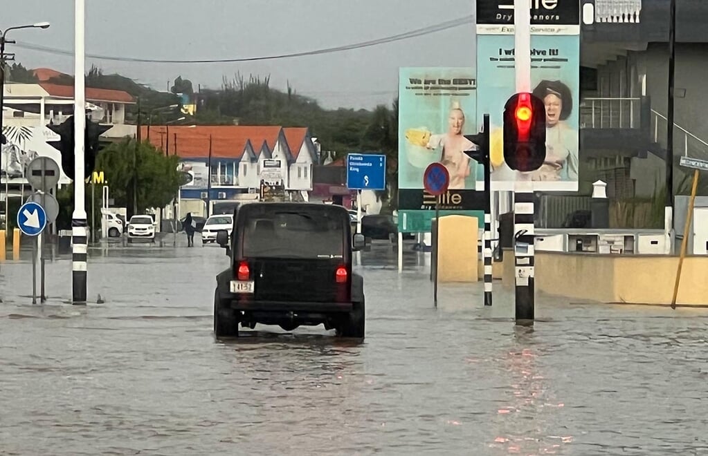 Nieuwe Caracasbaaiweg/kruising Dr. Maalweg