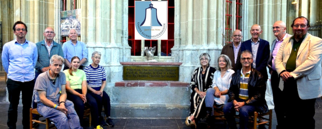 Kamper klokkenluiders rondom de gedenkplaat van Geert van Wou in de Bovenkerk