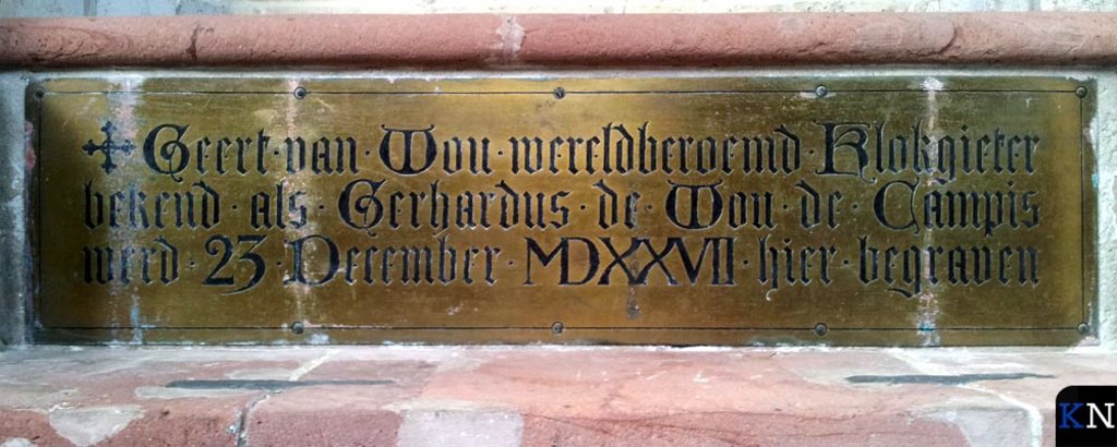 De koperen gedenkplaats in de Bovenkerk