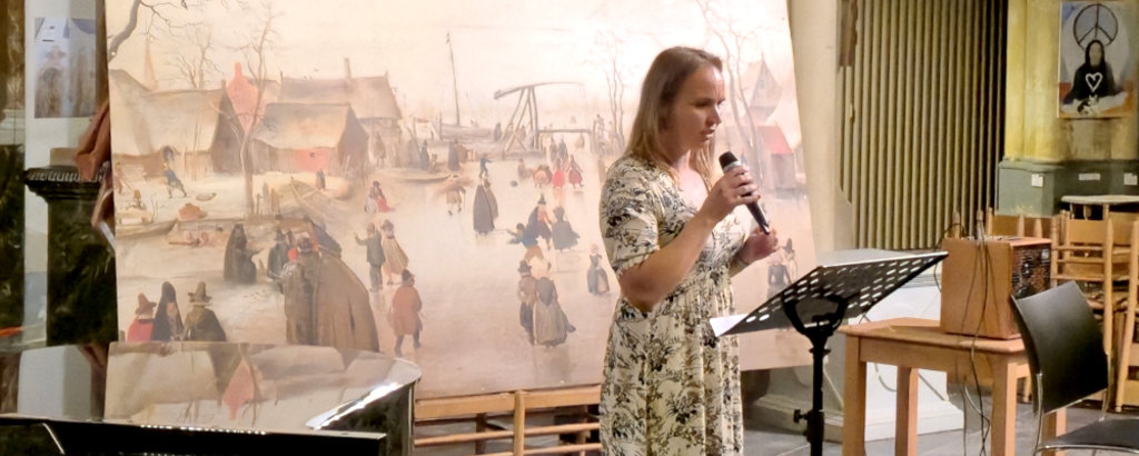 Berber Bouma draagt haar gedicht voor over ’Avercamp in de Sint Nicolaas’