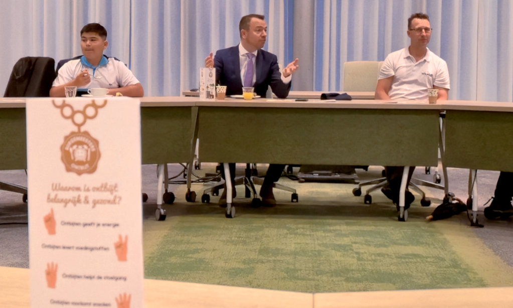 Burgemeester Sander de Rouwe zit het ontbijt in de raadszaal voor