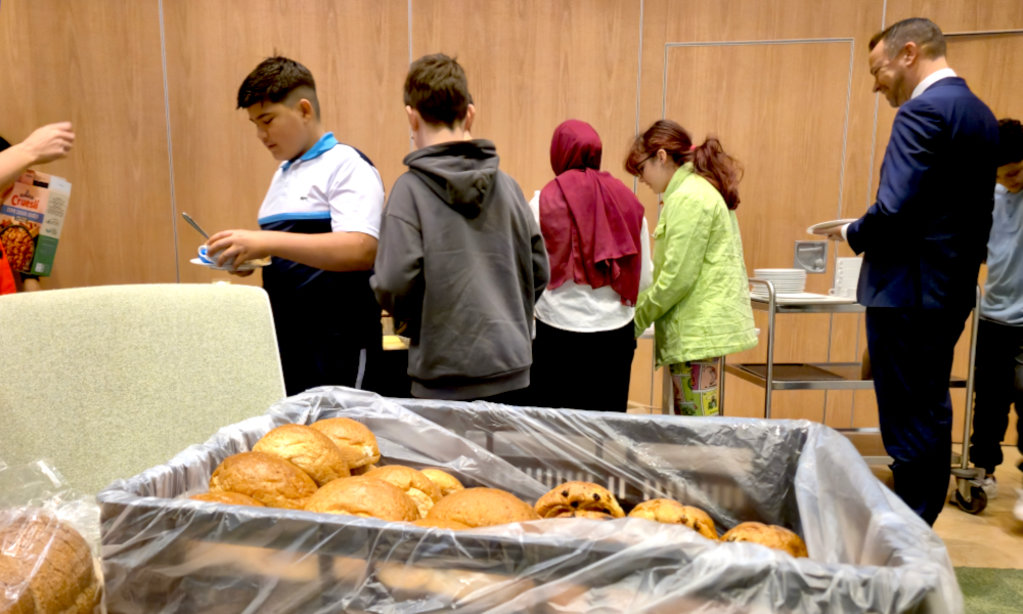 Lopend ontbijtbuffet in de Kamper raadszaal