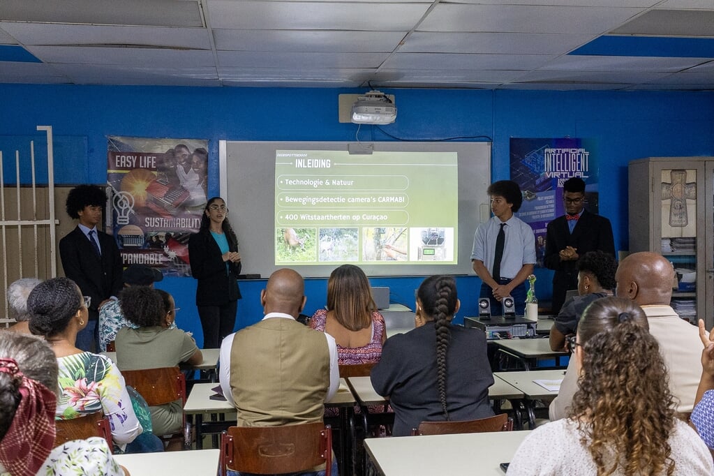 Khion Dandaré, Jayden Esser, Antisar Idriss en Angel Kalmez presenteren DEERSPOTTER3000.