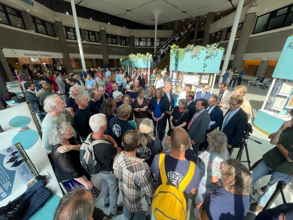 De Stichting Wij zijn de Wadden overhandigen de petitie aan een groep Tweede Kamerleden.