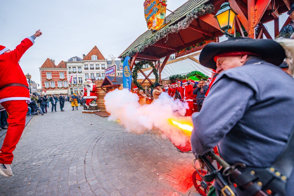 Meer dan 850 kerstmannen trokken door de Bergse binnenstad tijdens de Santarun 2025